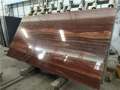 Punainen puu vaaleanpunainen marmori