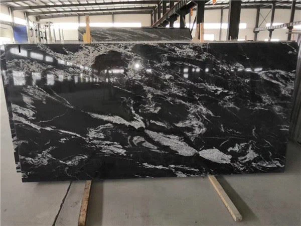Mustavalkoinen graniittilaatta