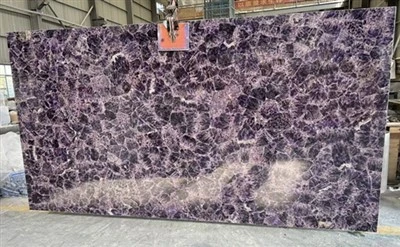 Ametisti violetti jalokivi