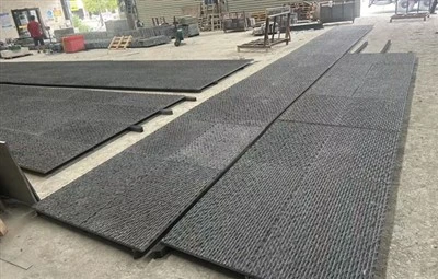 Talttatut uritetut mustat graniittilaatat