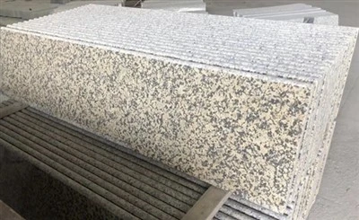 Krysanteemi keltainen graniittiportaat