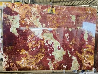 Monipunainen onyx