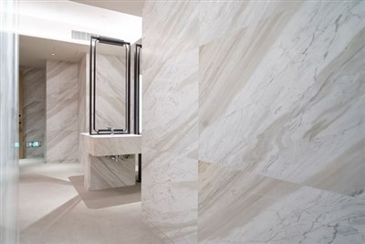 Valkoiset marmoriset kylpyhuoneen seinälaatat