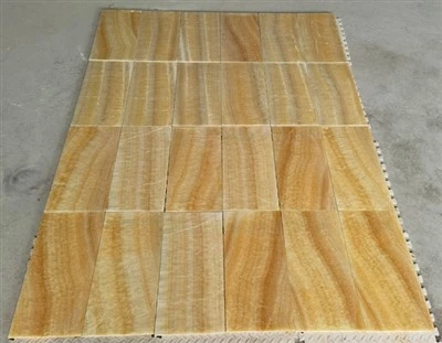 Keltainen onyx -laatta